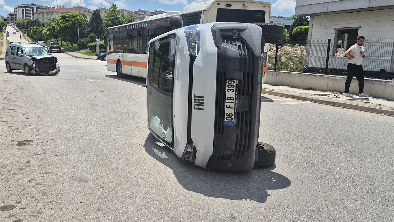 Eskişehir’de Hafif Ticari Aracın Çarptığı PTT Aracı Devrildi