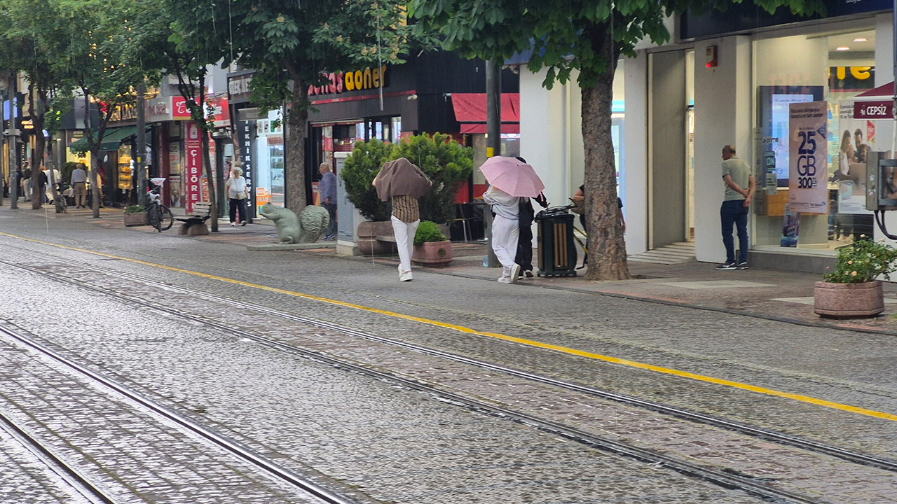 Eskişehir’de Sağanak Yağış Vatandaşlara Zor Anlar 
