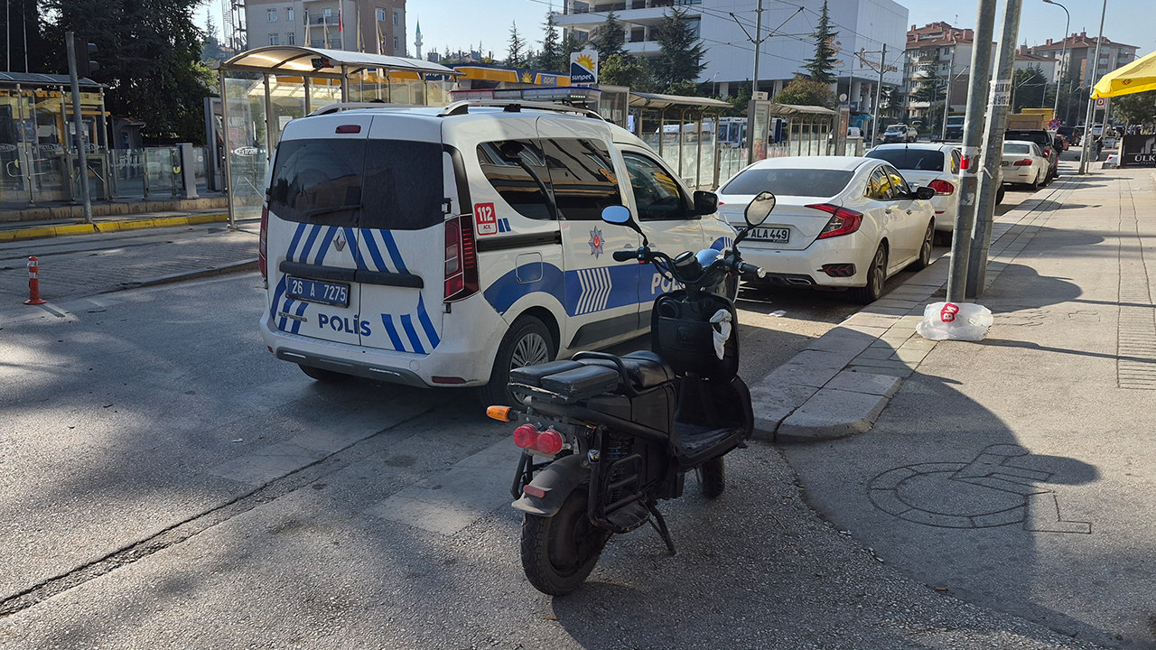 Eskişehir'de elektrikli bisikletliye otomobil çarptı kaçtı
