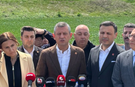 Özel'den Sert Pankart Açıklaması: Tepemin Tasını Attırmasın Giderim Odasının Kapısına Asarım