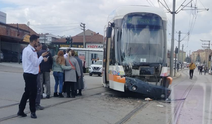 Eskişehir’de Panik Anları! Minibüsle Çarpışan Tramvay Raydan Çıktı