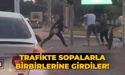 Trafikte sopalarla birbirlerine girdiler!