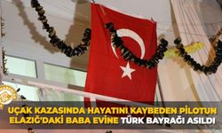 Uçak kazasında hayatını kaybeden pilotun Elazığ'daki babaevine Türk bayrağı asıldı
