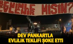 Dev Pankartla Evlilik Teklifi Şoke Etti