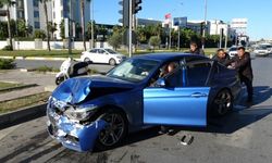 Kavşakta çarpışan otomobiller hurdaya döndü: 1 yaralı