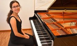 15 yaşındaki Piyanist Ayşe Cemre Ağırgöl'den büyük başarı