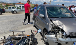 Motosiklet ile otomobil çarpıştı! Yaralılar var