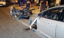 Motosikletle çarpışan otomobilin ön tekeri koptu
