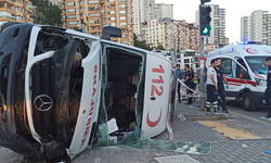 Başkent’te hasta taşıyan ambulans otomobille çarpıştı: 3 yaralı