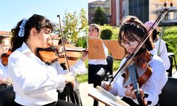 İki Elin Sesi Var Gençlik Senfoni Orkestrası açık havada büyüledi