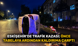 Eskişehir’de trafik kazası; Önce tabelaya ardından kaldırıma çarptı