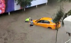 Kahraman polis; Suya girip taksiciyi kurtardı