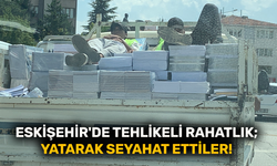 Eskişehir'de tehlikeli rahatlık; yatarak seyahat ettiler!