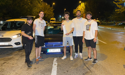 Ceza yedi, arkadaşlarıyla hatıra fotoğrafı çektirdi