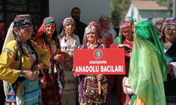 Eskişehir Anadolu Bacıları Söğüt’te ayakta alkışlandı