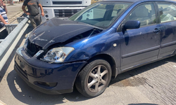 Feci kaza; Otomobil bariyerlere çarptı yaralılar var!