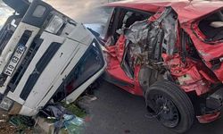 Sebze yüklü kamyon otomobile çarparak takla attı!