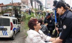 Evi yıkılmak isteyen kadını polis ikna etti