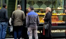 Kahvaltıda sıcak simit yemek isteyen Eskişehirliler kuyruk oluşturdu