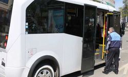 Kapıları açık giden minibüs her şeye çarptı geçti!