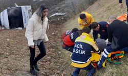 Eskişehir - Söğüt arası sefer yapan midibüs kaza yaptı; Yaralılar var!