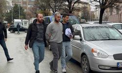 Eskişehir'de hareketli anlar; Polis aracına çarparak durdu!