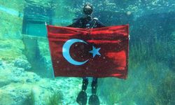 Soğuk suya rağmen metrelerce derine dalarak Türk Bayrağı açtı