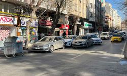 Eskişehir'de trafik problemi büyüyor; İkinci şeride park eden edene!