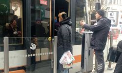 Eskişehir’de tramvay yolcuları arasında tartışma!