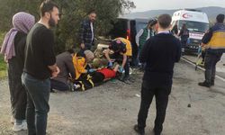 Depremzedeleri taşıyan araç kaza yaptı!