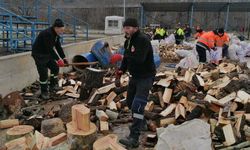 Deprem bölgesine 2 tır dolusu odun gönderdiler