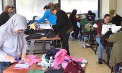 Eskişehirli kadınlar depremzedeler için kıyafet dikiyor