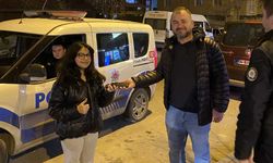 Yolda bulduğu telefon ile banka kartlarını sahibine ulaştırdı