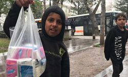 Eskişehir'de sağanak yağmura aldırış etmeden mendil sattılar!