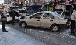 Eskişehir'de buzlanan yollarda trafik kazaları meydana geldi