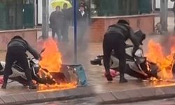 Alev alev yanan motosikleti için hayatını riske attı!