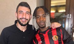 Nijerya'nın en meşhur şarkıcısına Eskişehirspor forması hediye edildi