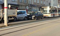 Eskişehir'de tramvay seferlerini durduran trafik kazası!