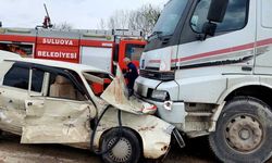 Otomobil ile kamyon kafa kafaya çarpıştı!