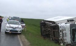 Ekmek yüklü kamyonet devrildi; Araçtan çıkmak için her yolu denediler!
