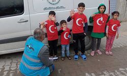 Eskişehir'de çocuklara Türk bayrağı baskılı tişörtler dağıttılar