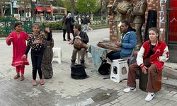 Eskişehir'de eğlenceli anlar; Müziği duyan oynadı!