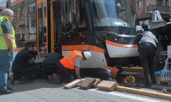 Eskişehir'de üniversite caddesinde tramvay bir kadına çarptı!