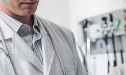 3 lise öğrencisi kızı taciz ettiği iddia edilen doktor serbest bırakıldı