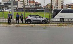 Savrulan araç iki ağaç arasında sıkıştı!