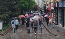 Eskişehir'de yağmur yağdı; Vatandaşlar şemsiyelerini açtı!