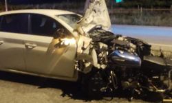 Motosiklet otomobile ok gibi saplandı: 1 ölü