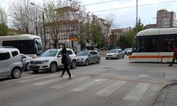 Eskişehir'de sıradan bir tablo; Tramvaya engel oldular!