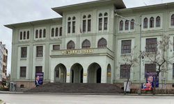 Cami ve okul duvarlarına siyasi afişler asılmamalı!