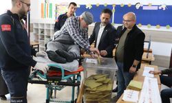 87 yaşındaki Eskişehirli Mustafa amca sedye üzerinde oyunu kullandı!